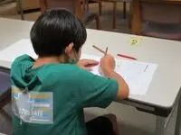 写真：構成メモに書き込んでいる様子