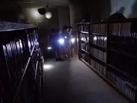 写真：暗い図書館