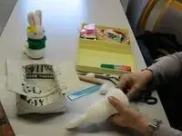 写真：中に綿を詰めている様子