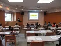 写真：スライドを使用した講義の様子