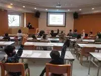 写真：挙手している親子たち