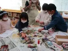 写真：おし葉を選んでいる様子