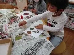 写真：のりをつけている様子