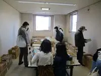 写真：姉妹で絵本を選んでいる様子