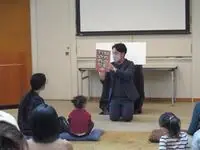 写真：英語の絵本を紹介する様子