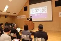 写真：3人目の発表の様子