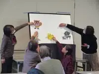 写真：作成したパネルシアターで発表会