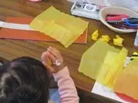 写真：紙を丸めてオニの髪を作る様子