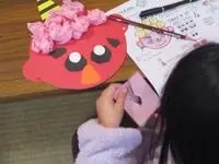 写真：はさみで口を作る様子