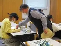 写真：ブッカーを貼る様子