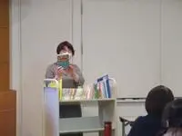 写真：参考資料の紹介の様子