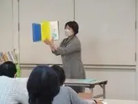 写真：読み聞かせの様子