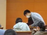 写真：横に立って指導