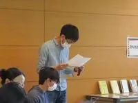 写真：確認している様子