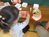 写真：うろこの柄をつけている子ども