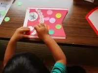 写真：うろこを並べた男の子