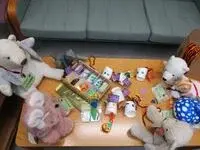 写真：ぬいぐるみたちがハロウィン飾りをしている様子