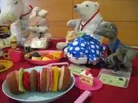 写真：おもちゃの食べものを前にしたぬいぐるみたちの様子