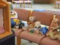 写真：椅子に座って紙芝居を見ているぬいぐるみたち