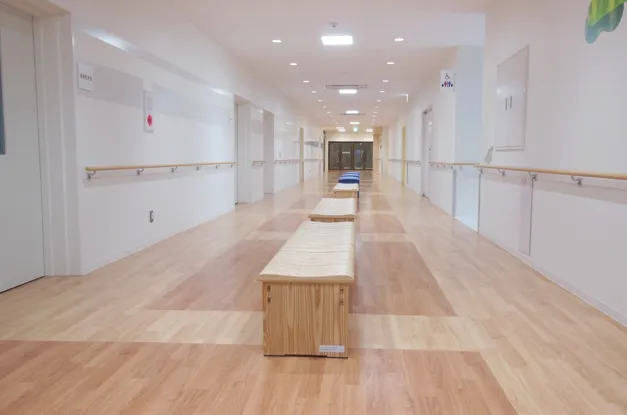 写真：保健センターに設置したベンチ