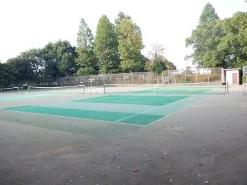 写真：松ケ丘公園にあるテニスコートの様子