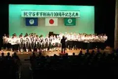 写真：ステージの上で広がって合唱している様子