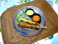 写真：お皿に盛りつけられた長ネギの豚バラ巻き