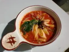 写真：お椀に盛りつけたトマトビールシチュー