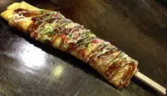 写真：割りばしにお好み焼きを巻いたドンドン焼き