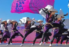 写真：ステージ上で踊る子供たちの作品