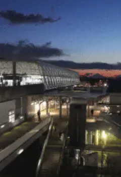 写真：夕焼けを背景にした守谷駅の遠景の作品