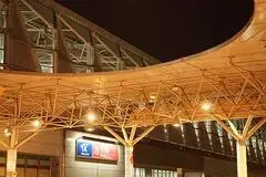 写真：美しくライティングされた守谷駅自由通路から見上げた夜空