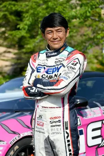 写真：山野哲也さんの立ち姿