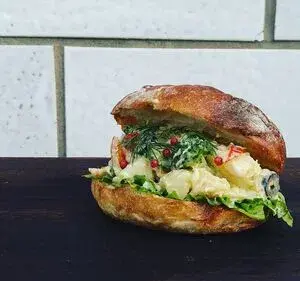 写真：ニソワーズサラダのサンドウィッチ