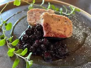 写真：守谷れんこんと鶏肉のパテドカンパーニュ　守谷産ブルーベリーのソース添え