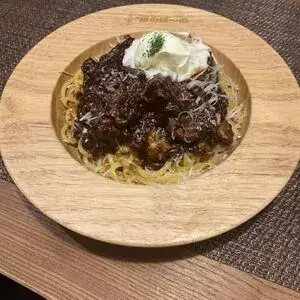 写真：豚ヒレシチューとサワークリームのミートソース