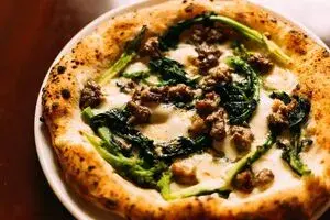 写真：ピッツァ サルシッチャ エ チーマディラーパ