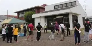 写真：開店準備の様子1