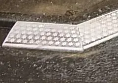 写真：車乗り入れブロックにより雨水の流れを阻害