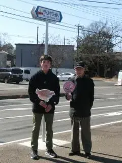 写真：守谷中央通りの看板と愛称採用者