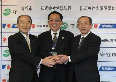 写真：握手を交わす様子