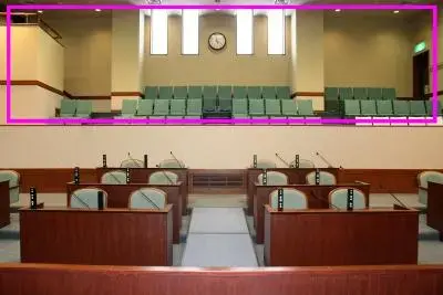 傍聴席が議場の2階であることを示した写真