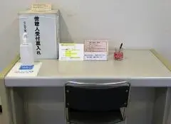 傍聴室入口前の机の写真