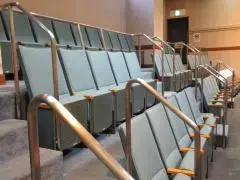 一般席45席、報道関係者席6席の写真