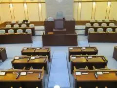 傍聴席からみた議場の写真