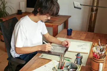 写真：守谷市イメージキャラクターを描くイヌイマサノリさん