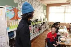 写真：教室に登場したイヌイマサノリさん