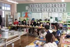 写真：給食を食べている様子