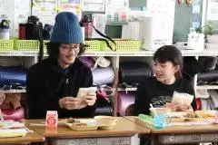 写真：児童とおしゃべりをするイヌイさん