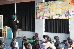 写真：前回のワークショップを振り返る様子